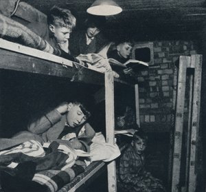 男生宿舍，1941年 作者 塞西尔·比顿（Cecil Beaton）