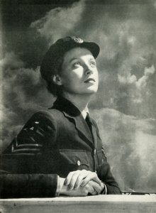 观看战斗，c1943。 作者 Cecil Beaton