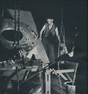 1941年，飞机制造厂的工人制备合金 作者 塞西尔·比顿（Cecil Beaton）