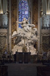 Inside view of the Cathedral of Chartres, the Master Altar (sculpture by Charles Antoine Bridan the Assumption 作者 查尔斯·安托万·布里丹
