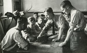 皇家空军人员学习武器，1941年。 作者 查尔斯·布朗
