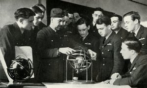 皇家空军人员在1941年第二次世界大战期间学习导航。 作者 查尔斯·布朗
