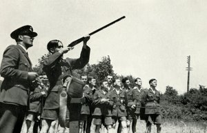 皇家空军人员在1941年第二次世界大战期间学习射击枪支。 作者 查尔斯·布朗