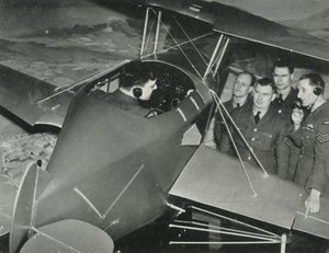 1941年第二次世界大战期间，英国皇家空军人员学习如何在飞行模拟器中飞行。 作者 查尔斯·布朗