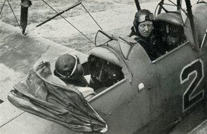 英国皇家空军飞行员学习如何在1941年第二次世界大战期间飞行。 作者 查尔斯·布朗