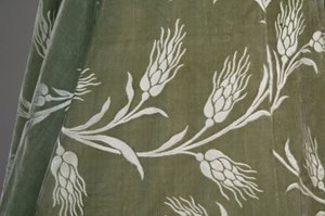 伯莎·帕尔默 (Bertha Palmer) 的晚礼服，约 1902 年（面料细节图）。 真丝缎面搭配小麦图案切割天鹅绒、金属线蕾丝、真丝金属流苏。 值得，巴黎。 作者 查尔斯·弗雷德里克·沃思