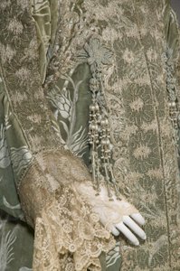 伯莎·帕尔默 (Bertha Palmer) 的晚礼服，约 1902 年（袖子细节图）。 真丝缎面搭配小麦图案切割天鹅绒、金属丝蕾丝、真丝金属流苏。 值得，巴黎。 作者 查尔斯·弗雷德里克·沃思