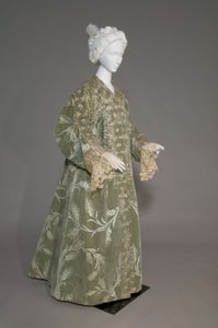 伯莎·帕尔默 (Bertha Palmer) 的晚礼服，约 1902 年（正面斜视图）。 真丝缎面搭配小麦图案切割天鹅绒、金属丝蕾丝、真丝金属流苏。 值得，巴黎。 作者 查尔斯·弗雷德里克·沃思