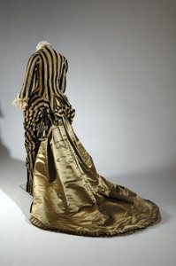 晚礼服，c.1884（背面斜视图）。 丝缎和剪裁天鹅绒、蕾丝、丝线流苏和流苏。 查尔斯·弗雷德里克·沃思，法国。 作者 查尔斯·弗雷德里克·沃思