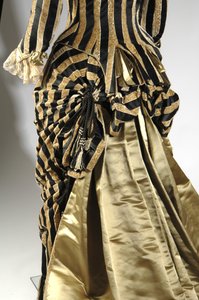 晚礼服，约1884年（背部斜视胸围细节）。丝缎和切割天鹅绒，蕾丝，丝线流苏和流苏。查尔斯-弗雷德里克-沃斯，法国。 作者 查尔斯·弗雷德里克·沃思