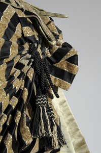 晚装，约1884年（半身裙的细节图）。丝缎和切割天鹅绒，蕾丝，丝线流苏和流苏。查尔斯-弗雷德里克-沃斯，法国。 作者 查尔斯·弗雷德里克·沃思
