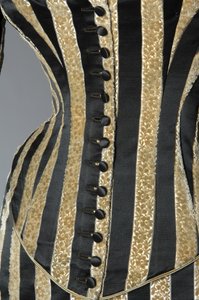Evening dress, c.1884 (partial view of button closure). Silk satin and cut velvet, lace, silk thread tassels and fringe. Charles Frederick Worth, France. 作者 查尔斯·弗雷德里克·沃思