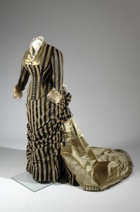 晚礼服，c.1884（侧面斜视图）。 丝缎和剪裁天鹅绒、蕾丝、丝线流苏和流苏。 查尔斯·弗雷德里克·沃思，法国。 作者 查尔斯·弗雷德里克·沃思