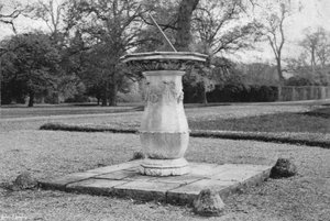 A Marble Sundial (b/w photo) 作者 查尔斯·拉瑟姆（Charles Latham）