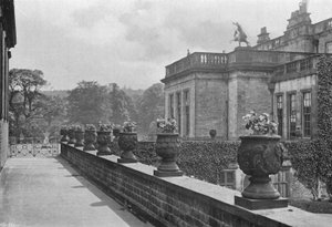 Carved Stone Vases, East Terrace (b/w photo) 作者 查尔斯·拉瑟姆（Charles Latham）