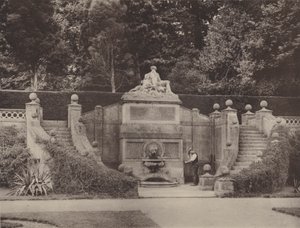 壁画喷泉在Bowood，Wilts的庭院里 作者 查尔斯·拉瑟姆（Charles Latham）