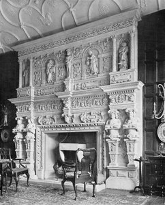 南Wraxall庄园绘图室的烟囱，来自&39;In English Homes Vol。 1904年1号