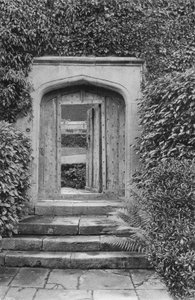 The Garden Entrance (b/w photo) 作者 查尔斯·拉瑟姆（Charles Latham）