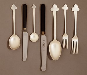 电镀桌服务，用于E. Bingham＆Co.，约1906年 作者 查尔斯·雷尼·麦金托什