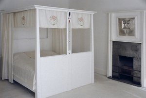 家具设计为120号Mains Street，Glasgow，四柱床，c.1900（彩绘木和珐琅） 作者 查尔斯·雷尼·麦金托什