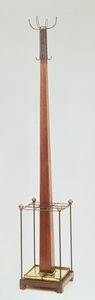 1905年，Ingram Street Tearooms的White Dining Room的帽子，外套和伞架 作者 查尔斯·雷尼·麦金托什