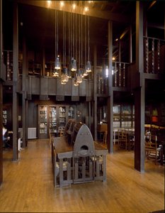 由建筑师 Charles Rennie Mackintosh (1868-1928) 设计的美术学院阅览室的内景 作者 查尔斯·雷尼·麦金托什
