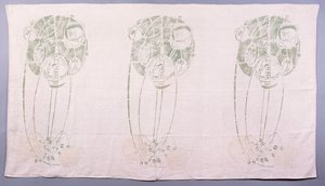 1900年（约1900年），金斯伯勒花园14号的客厅中，三个绿色和奶油色的程式化玫瑰图案的面板摆放在角落的后部（亚麻布） 作者 查尔斯·雷尼·麦金托什