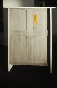 为1902年Rowat夫人设计的白色橱柜（木头，彩色玻璃，珐琅） 作者 查尔斯·雷尼·麦金托什