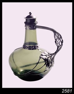装有制造商标志的银色绿色玻璃滗水器，1901年（玻璃和银色）工艺品公会