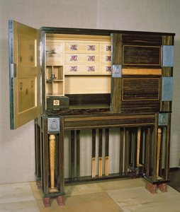 文具柜，1902（木制配铁配件） 作者 Charles Robert Ashbee
