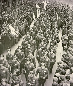 1951年中国医疗队离开上海前往朝鲜（黑白照片）。 作者 中国摄影师