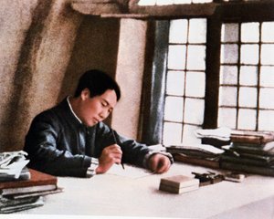 毛泽东在延安的一个山洞里写下他的作品《从容不迫的战争》。 作者 中国摄影师