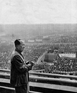 中国国家元首毛泽东（1893-1976 年）在纪念中国共产党成立大会上的肖像。中国，1960 年左右。