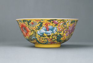 精美的粉彩玫瑰黄色地面碗，1821-1850年 作者 中文学校