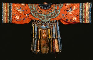 红色绸缎披风，可能是结婚披风 作者 中文学校
