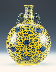 珐琅彩的蓝色和黄色珐琅月光瓶，绘有牡丹和莲花图案，约1723-1735年 作者 中文学校