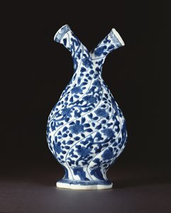康熙时期（1662-1722）欧洲玻璃形状的蓝白双瓶（瓷器）