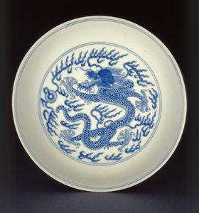 青花瓷盘上画有龙，干隆标记和时期，1736-1795（瓷器）