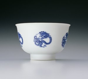 碗，用龙圆形装饰，康熙标记和1662-1722期间（瓷器与蓝色釉下）（另见142285）