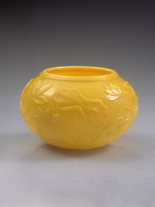 干隆时期（1736-95）雕花碗（彩色玻璃）（另见272125）