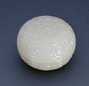 圆形印章粘贴盒古里漆器风格与灵芝卷轴，明朝（白石）（另见241120） 作者 中文学校