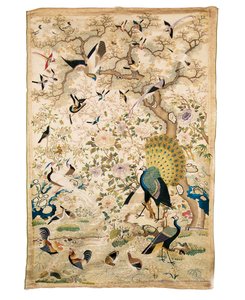 绣花板，一对孔雀和许多其他鸟类，在牡丹和李子开花的粗糙树下，广州 作者 中文学校