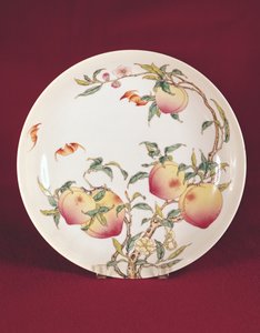 用清代（瓷器）杏子图案装饰的粉色玫瑰盘
