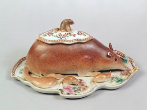 家庭玫瑰酱盖碗和盖子模仿松鼠，建龙时期（1736-95）（陶瓷） 作者 中文学校