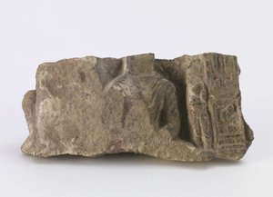 片段，显示坐佛的躯干，一个站立的菩萨和前面的两个cartouches，c.500