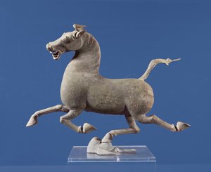 一只蹄子，一只蹄子，一只蹄栖息在燕子上，来自武威，东汉（青铜）的武威墓
