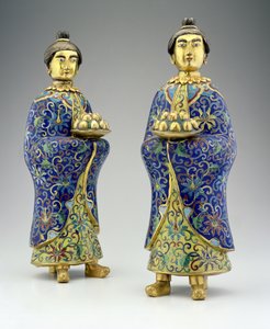 一对女服务员，干隆时期，1736-95（景泰蓝珐琅） 作者 中文学校