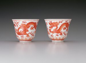 一对酒杯，描绘五爪龙追求火红的珍珠，光绪标志和1875年至1908年期间，中国（瓷器用铁红色装饰）