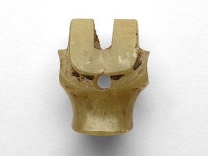 重制的牛头形吊坠，约公元前1100-1000年 作者 中文学校