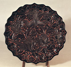 元代花卉图案和两只鸟的盘子（1271-1368）（漆木）